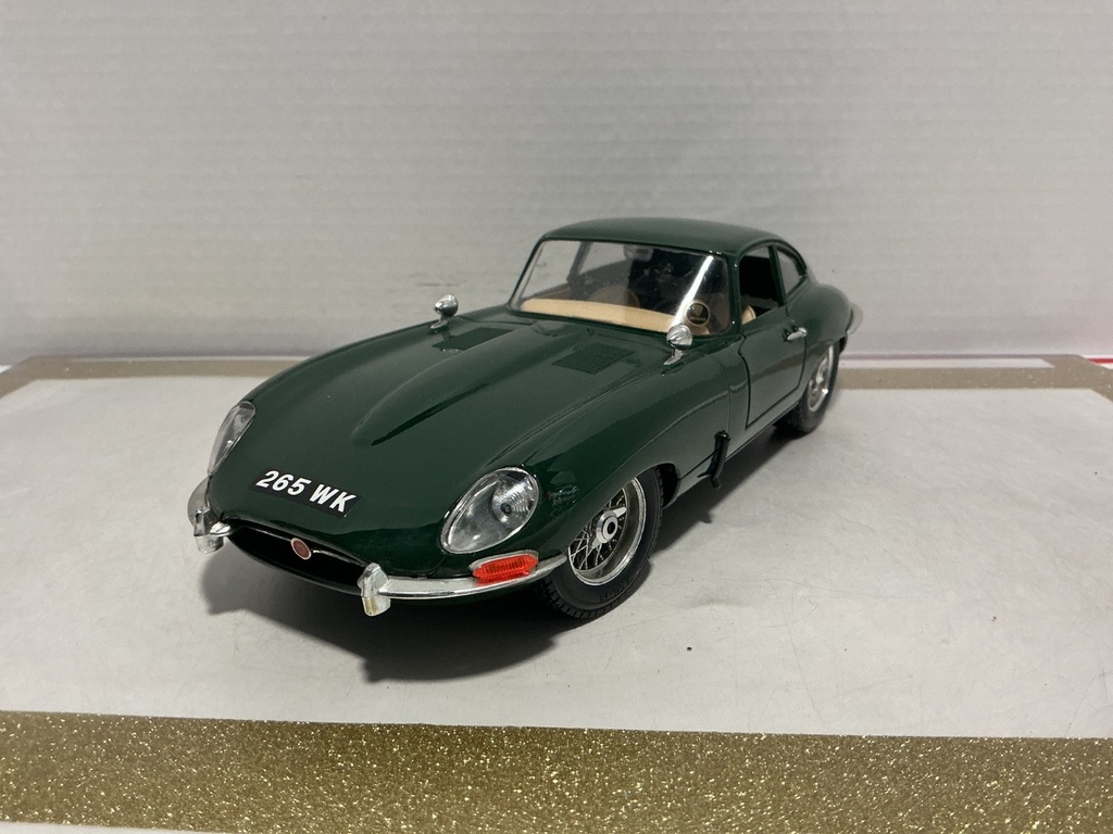 [111306] 1/18 BURAGO JAGUAR “E” 1961 GREEN ON TAN