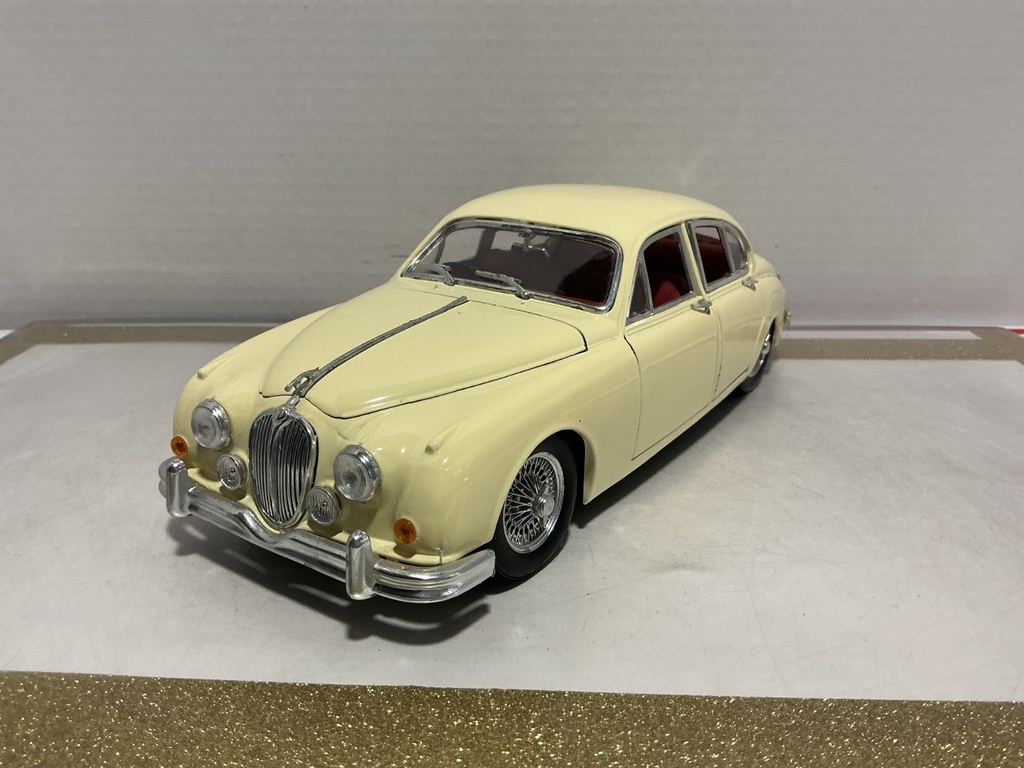 [111308] 1/18 MAISTO JAGUAR MARK II 1959 CREAM ON RED