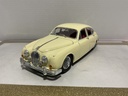1/18 MAISTO JAGUAR MARK II 1959 CREAM ON RED