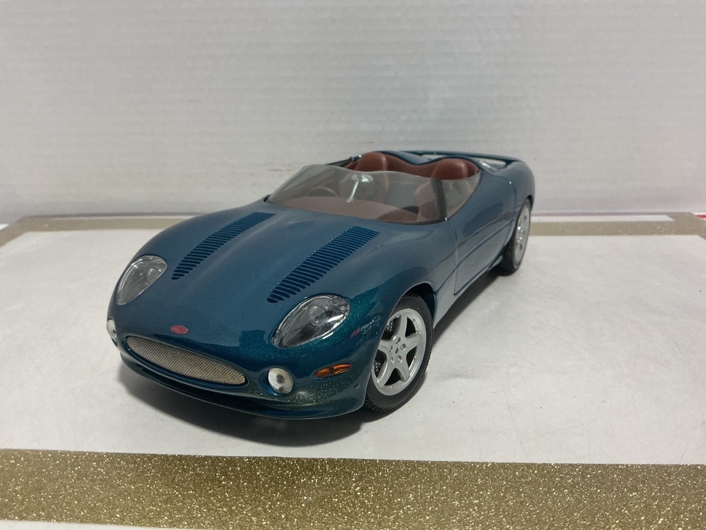 1/18 MAISTO JAGUAR XK 180 BLUE ON BROWN
