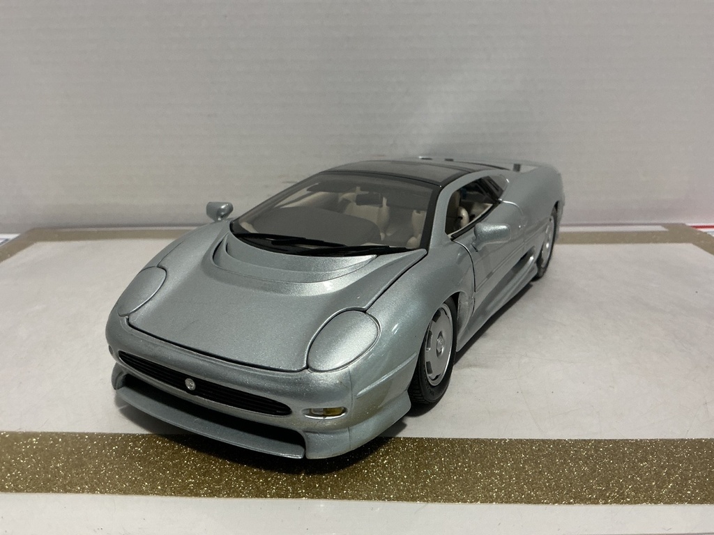 1/18 MAISTO JAGUAR XJ220 SILVER ON CREAM