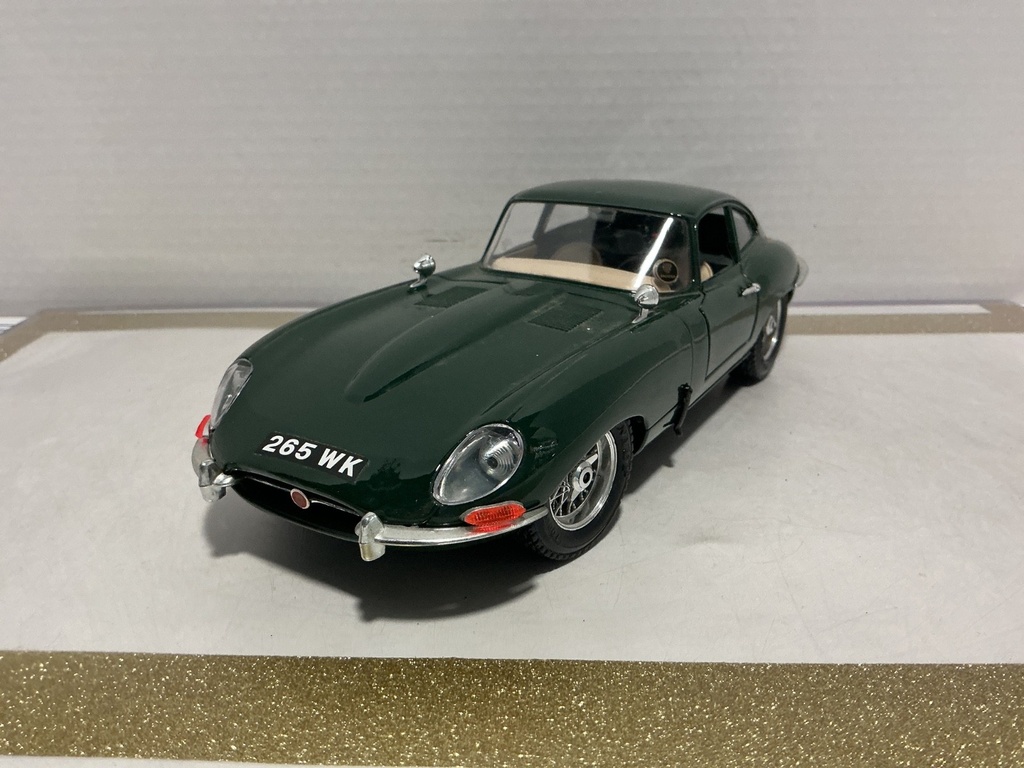1/18 BURAGO JAGUAR “E” 1961 GREEN ON TAN