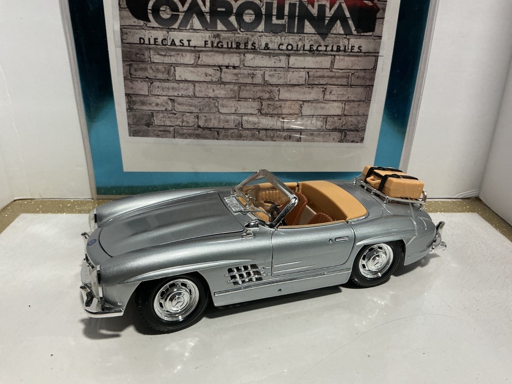 1:18 BURAGO  ITALY 1954 MERCEDES 300 SL SILVER ON TAN WITH LUGGAGE RACK