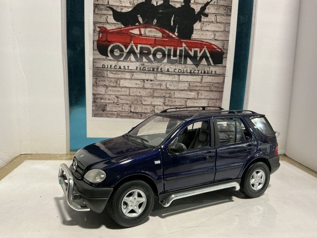 [110821] 1:18 MAISTO MERCEDES ML 320 VIOLET ON GRAY
