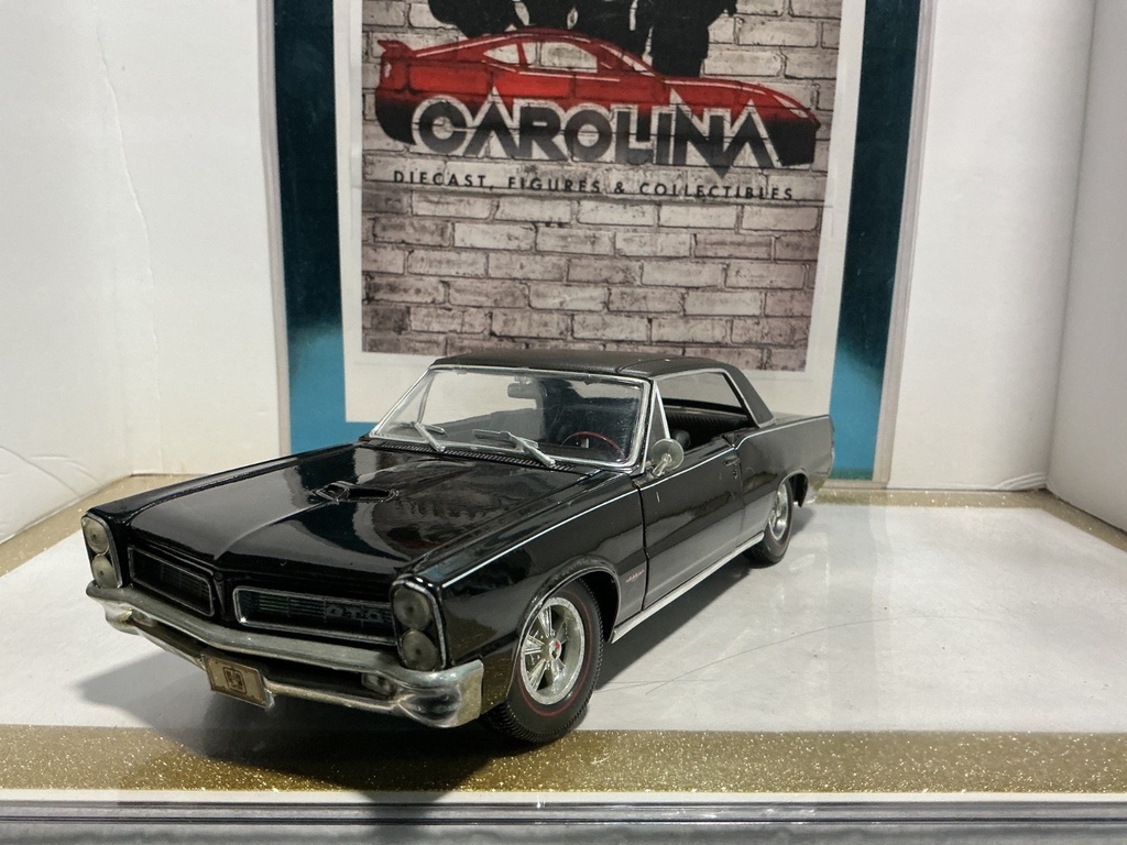 1:18 MAISTO 1965 PONTIAC GTO BLACK ON BLACK