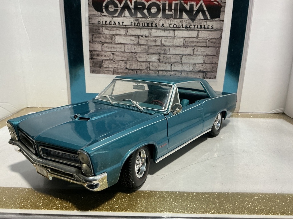 1:18 MAISTO PONTIAC 6TO BLUE ON BLUE (PAINT RUSTING)