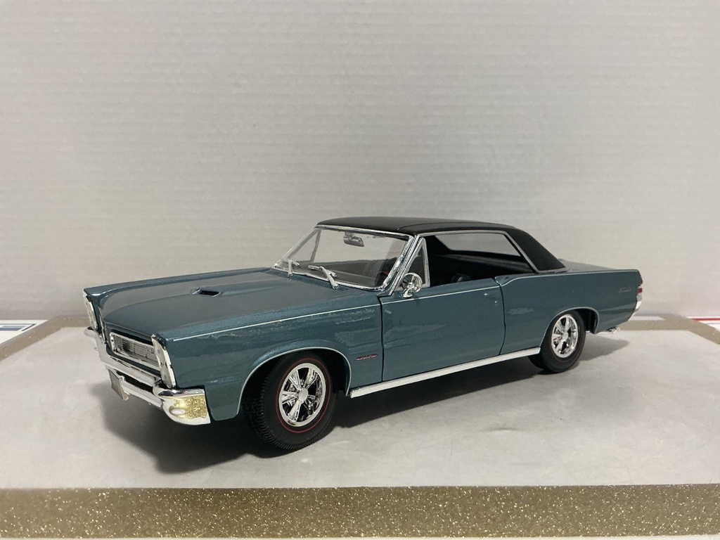 1:18 MAISTO 1965 PONTIAC 6TO BLUE ON BLACK