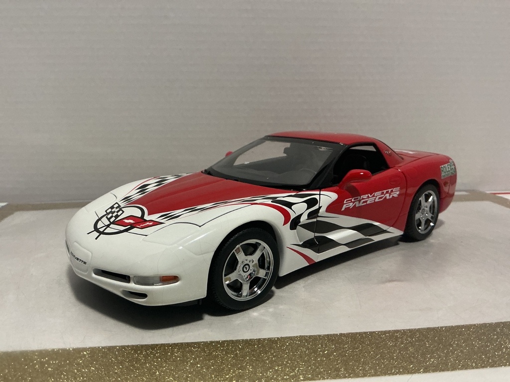 1:18 UT MODELS CORVETTE DAYTONA *WINDSHIELD STOCKER GONE* RED ON BLACK
