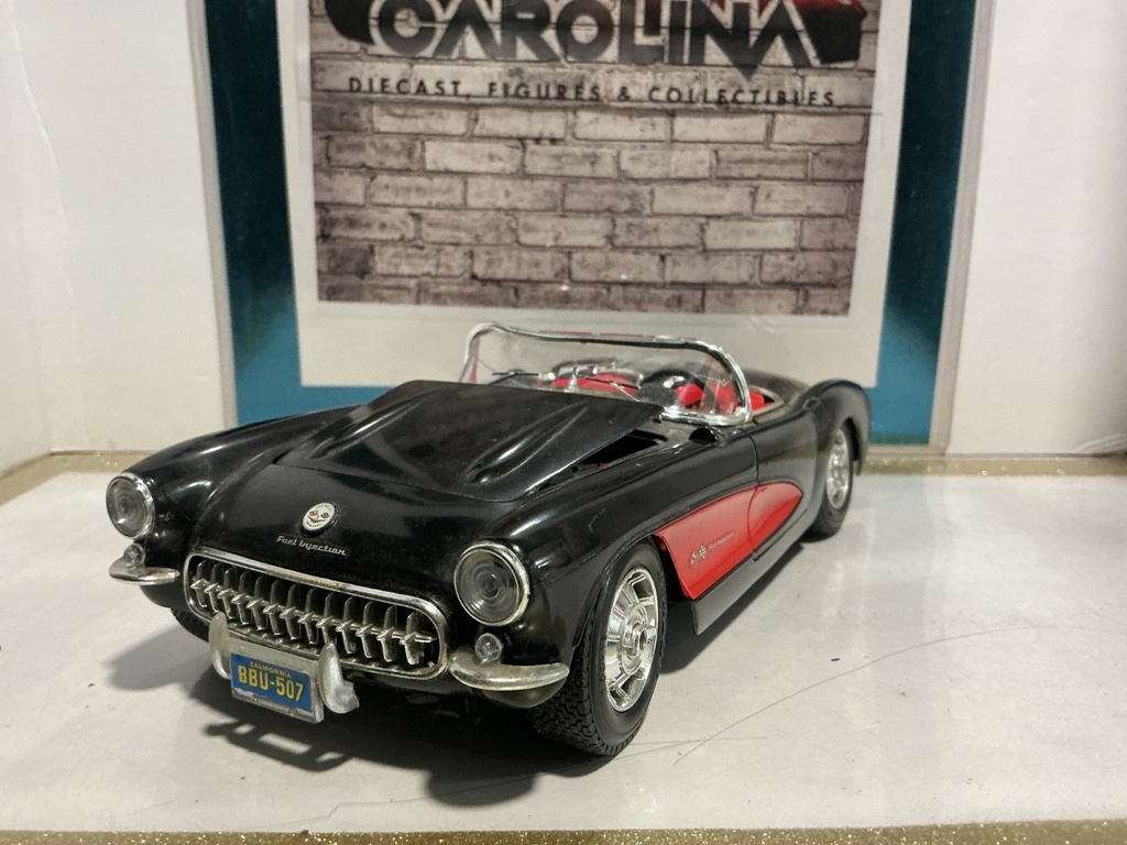 1:18 BURAGO 1957 CORVETTE PARTS CAR BLACK ON RED