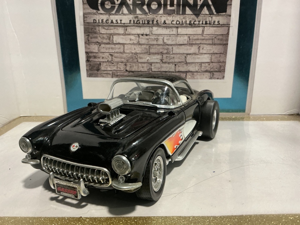 [110863] 1:18 ROAD. LEGENDS 1957 CORVETTE GASSER BLACK ON WHITE