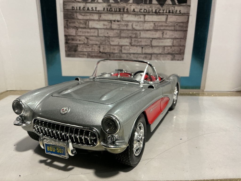 1:18 BURAGO 1957 CORVETTE SILVER ON RED