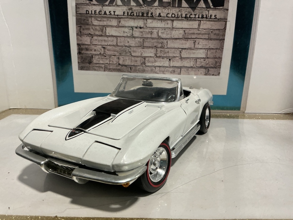 1:18 ERTL 1967 CORVETTE (NO MIRROR) WHITE ON BLACK