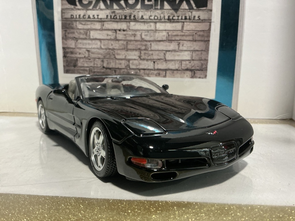 1:18 BURAGO 1997 CORVETTE BLACK ON GRAY