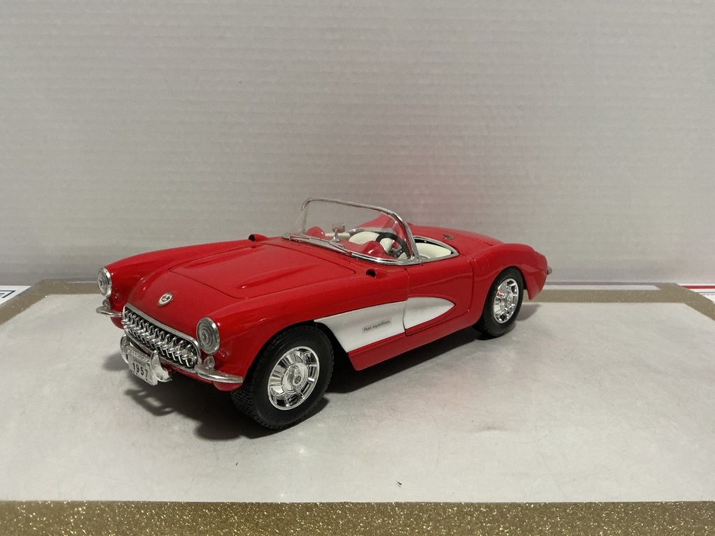 1:18 ROAD LEGENDS 1957 CORVETTE RED ON WHITE [NO BOX]