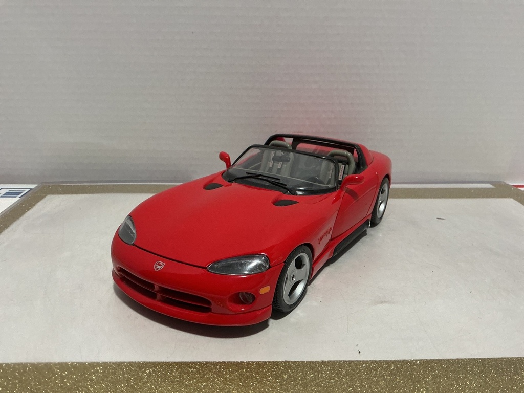 [110915] 1:18 BBURAGO VIPER RT/10 RED / GRAY [NO BOX]