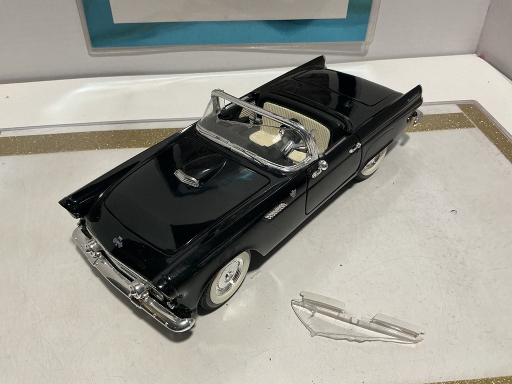 [110918] 1:18 ROAD SIGNATURE THUNDERBIRD BLACK / TAN [BROKEN WINDSHEILD]  [NO BOX]