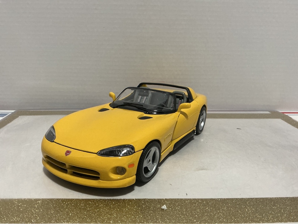 1:18 BBURAGO VIPER RT/10 YELLOW [NO BOX]