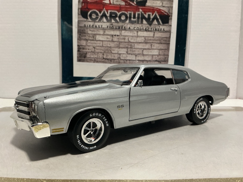 1:18 ERTL 1970 CHEVELLE SILVER ON BLACK [RASH ON ROOF]   [NO BOX]