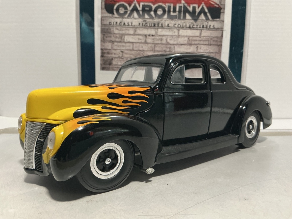 [110929] 1:18 UNIVERSAL HOBBIES 1940 FORD DELUXE BLACK W/ FLAMES  [NO BOX]