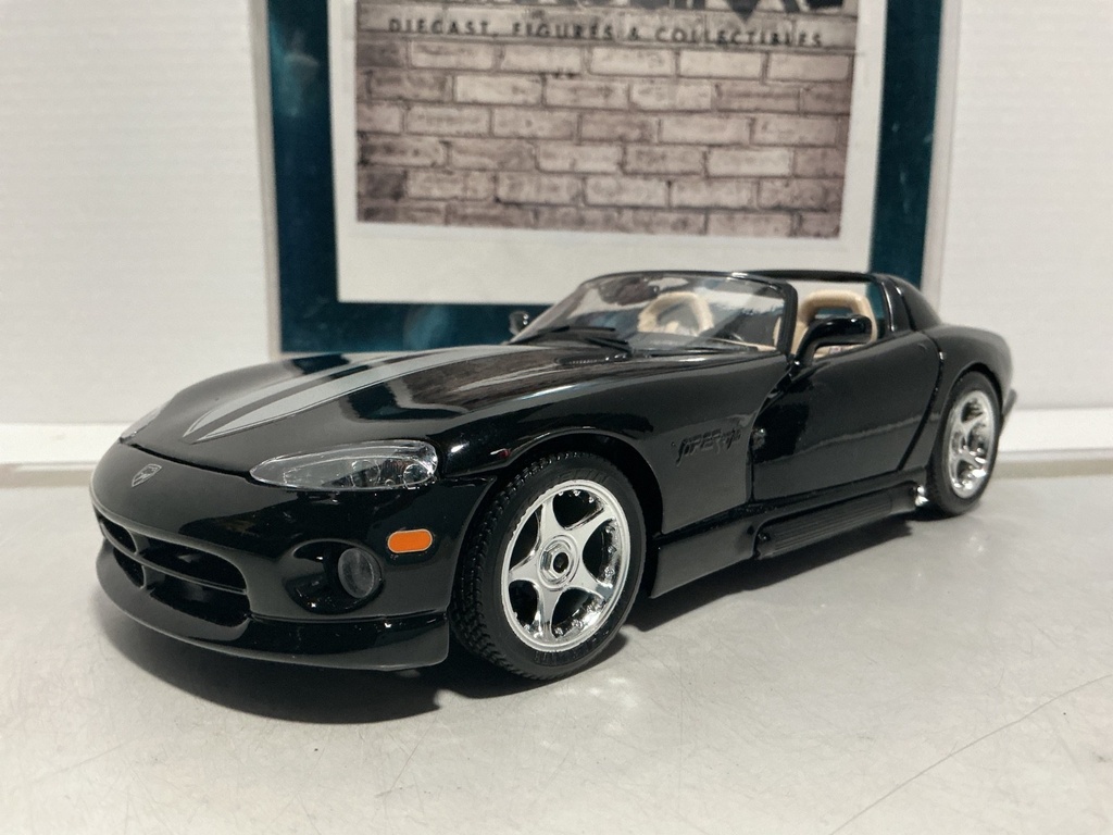 1:18 BBURAGO VIPER BLACK / TAN RT/10 [NO BOX]