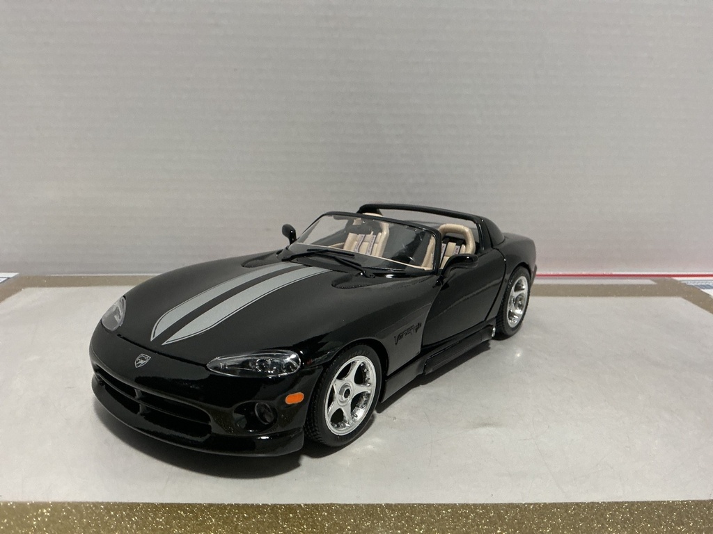 1:18 BURAGO VIPER BLACK ON TAN [NO BOX]
