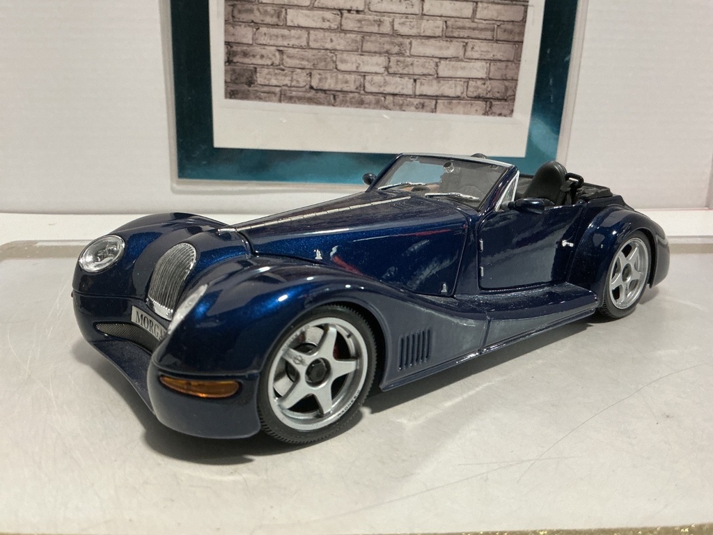 1:18 MAISTO MORGAN AERO 8 BLUE ON BLACK