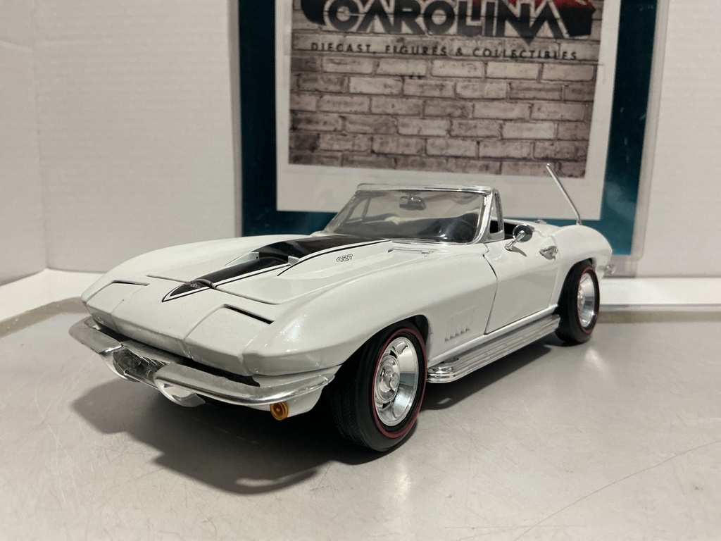 1:18 ERTL 1967 CORVETTE WHITE ON BLACK [ANTENNA BENT] [NO BOX]