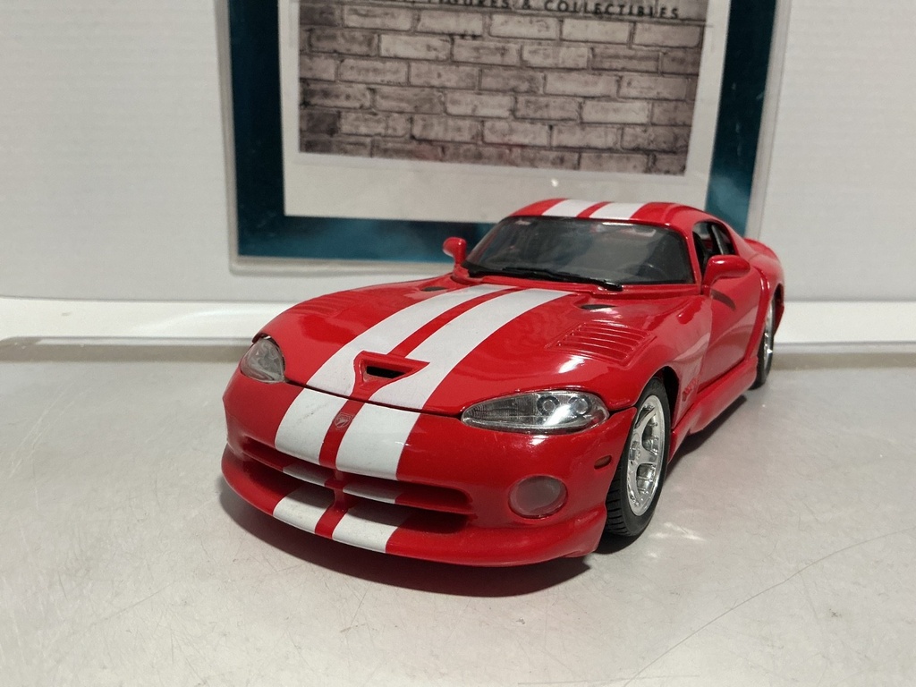 [110945] 1:18 MAISTO VIPER GTS RED WITH WHITE STRIPES [NO BOX]