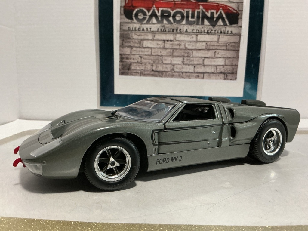 1:18 UNIVERSAL HOBBIES FORD GT 40 MKII [NO BOX]