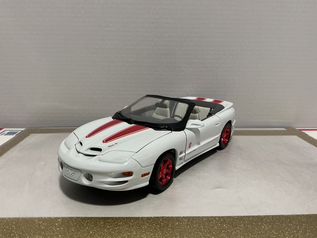 1:18 ROAD SIGNATURE 1999 PONTIAC FIREBIRD WHITE ON RED [NO BOX]