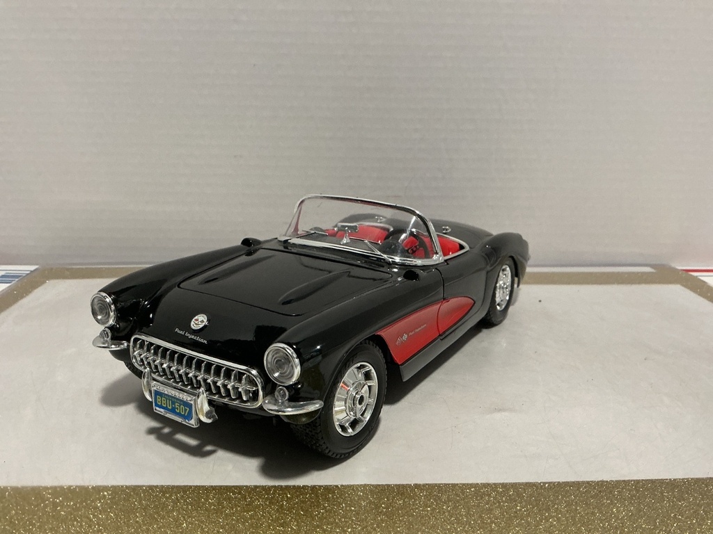 [110984] 1:18 BBURAGO 1957 CORVETTE BLACK ON RED [NO BOX]