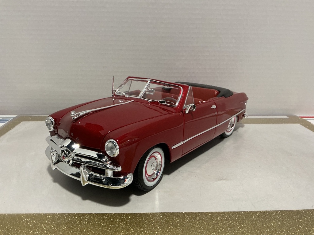1:18 MAISTO 1949 FORD RED ON WHITE