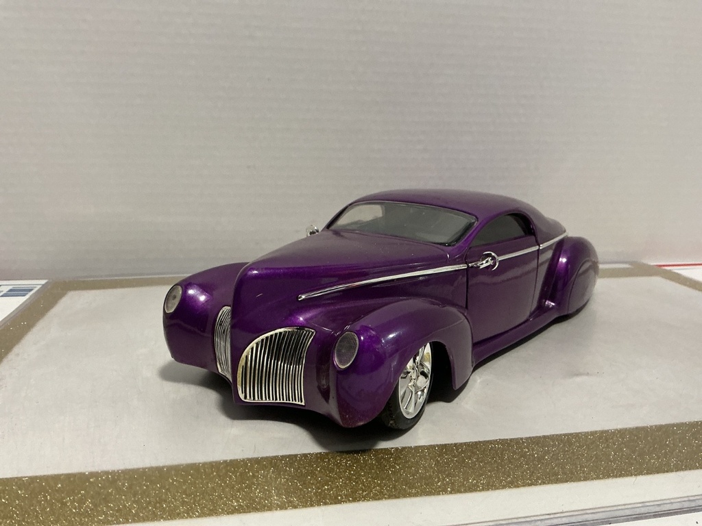 1:18 HOT WHEELS 1937 LINCOLN ZEPHYR PURPLE/WHITE