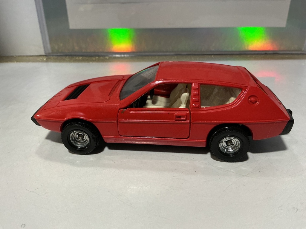 1:36 - CORGI - LOTUS ELITE