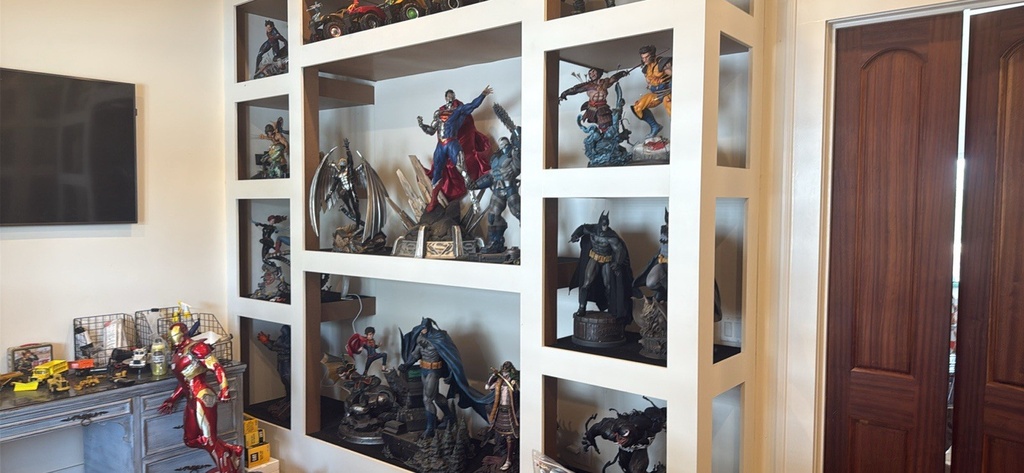 Batman Superman Robin Wolverine And More 1/4 1/3  Scale Statue Collection