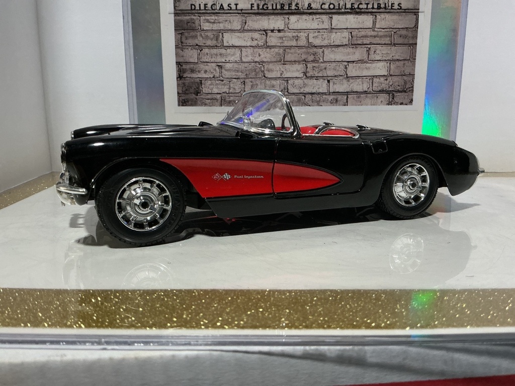 1:18 BURAGO 1957 CHEVROLET CORVETTE BLACK ON RED CONVERTIBLE