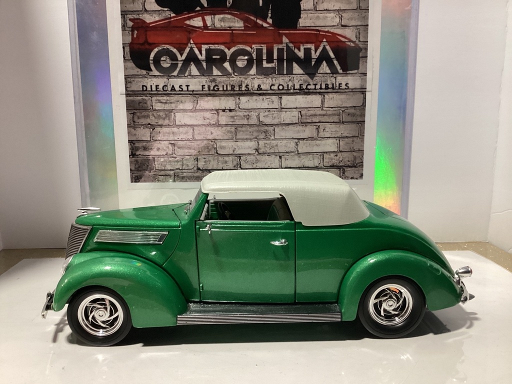 1:18 Road Legends 1937 Ford Convertible Green + Cream on Grey + Green
