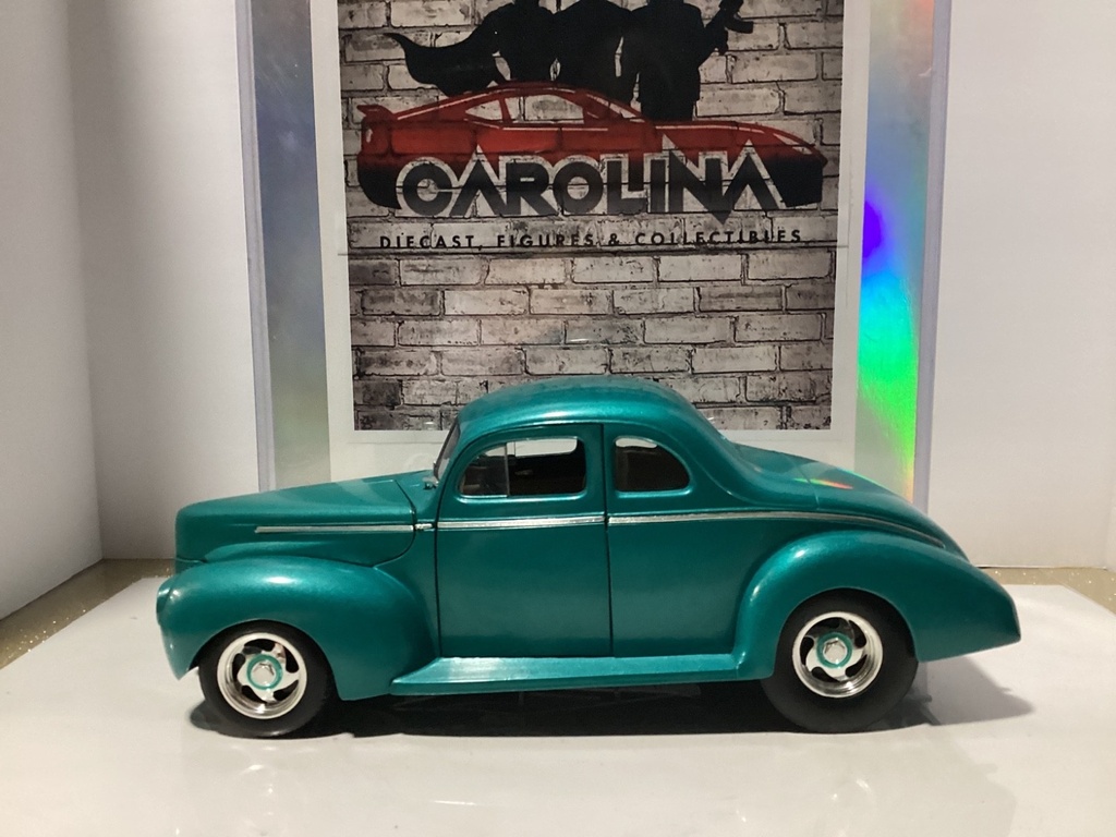 1:18 ERTL 1940 Ford Coupe Green on Brown (left mirror missing + need repair)