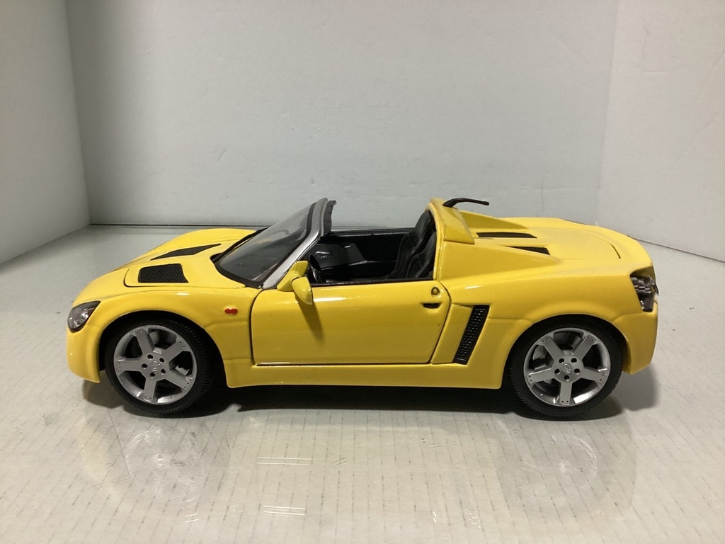 1:18 Maisto Open Speedster Yellow on Black