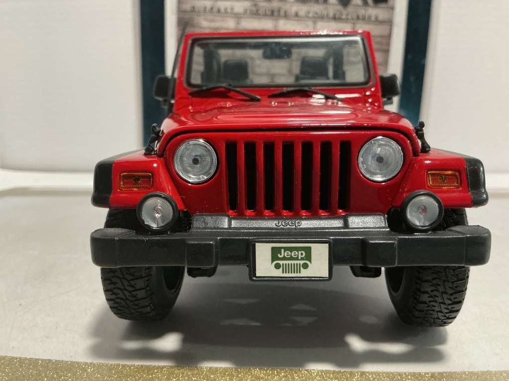 1:18 MAISTO JEEP WRANGLER RUBICON RED ON BLACK [NO BOX]