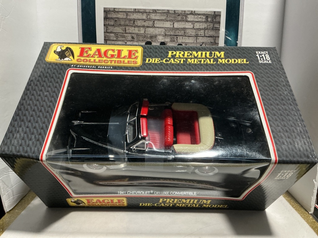 1:18 EAGLE COLLECTIBLES - 1941 Chevrolet Deluxe Convertible