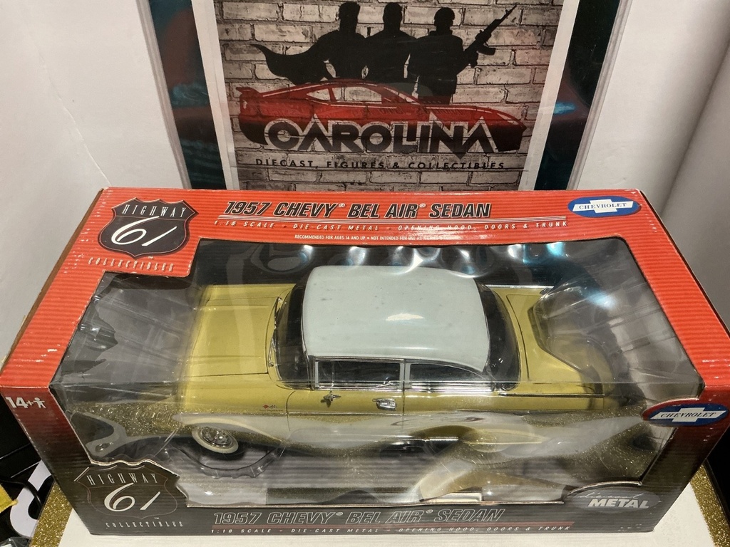 1:18 HIGHWAY 61 COLLECTIBLES - 1957 CHEVY BEL AIR SEDAN [CRACK IN THE PLASTIC]
