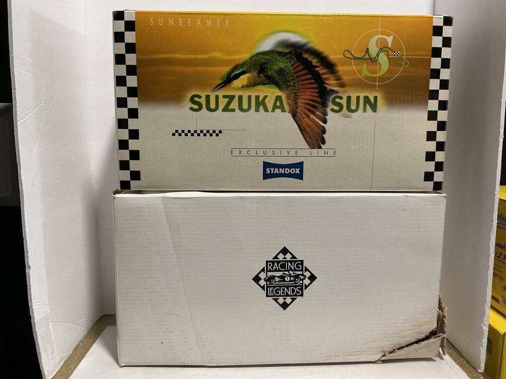 1:18 EXOTO SUZUKA SUN CORVETTE [GOLD/BLACK] [RASHING] [BOX & WIPERS DAMAGED]