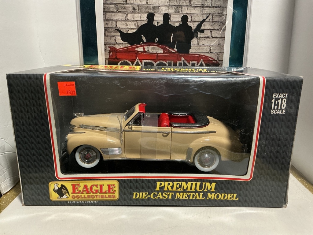 1:18 EAGLE COLLECTIBLES - 1941 Chevrolet Deluxe Convertible - [Tan/Red]