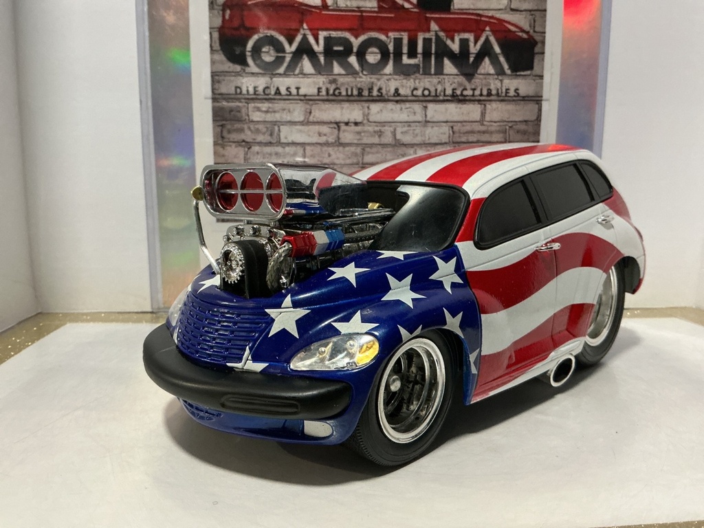 [101769] 1:18 MUSCLE MACHINES 2000 CHRYSLER PT CRUISER STARS & STRIPES