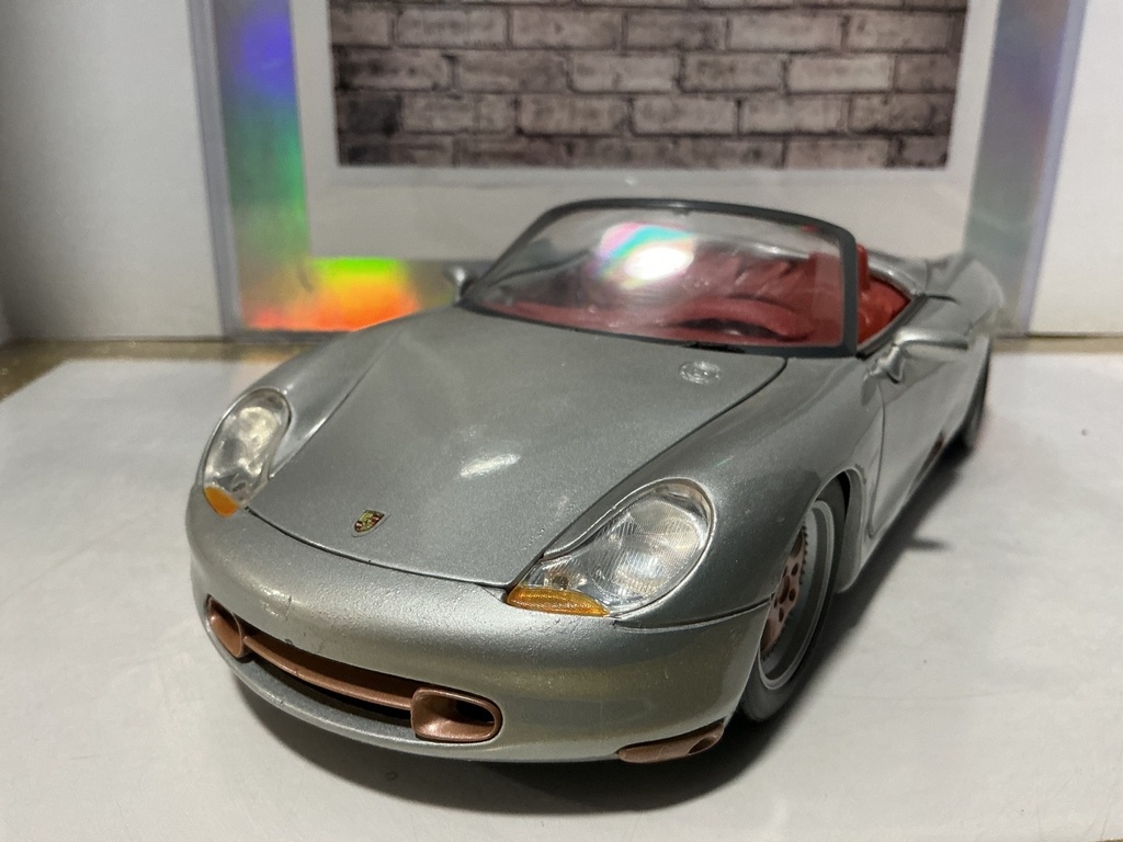 1:18 MAISTO PORSCHE BOXSTER SILVER GRAY ON RED