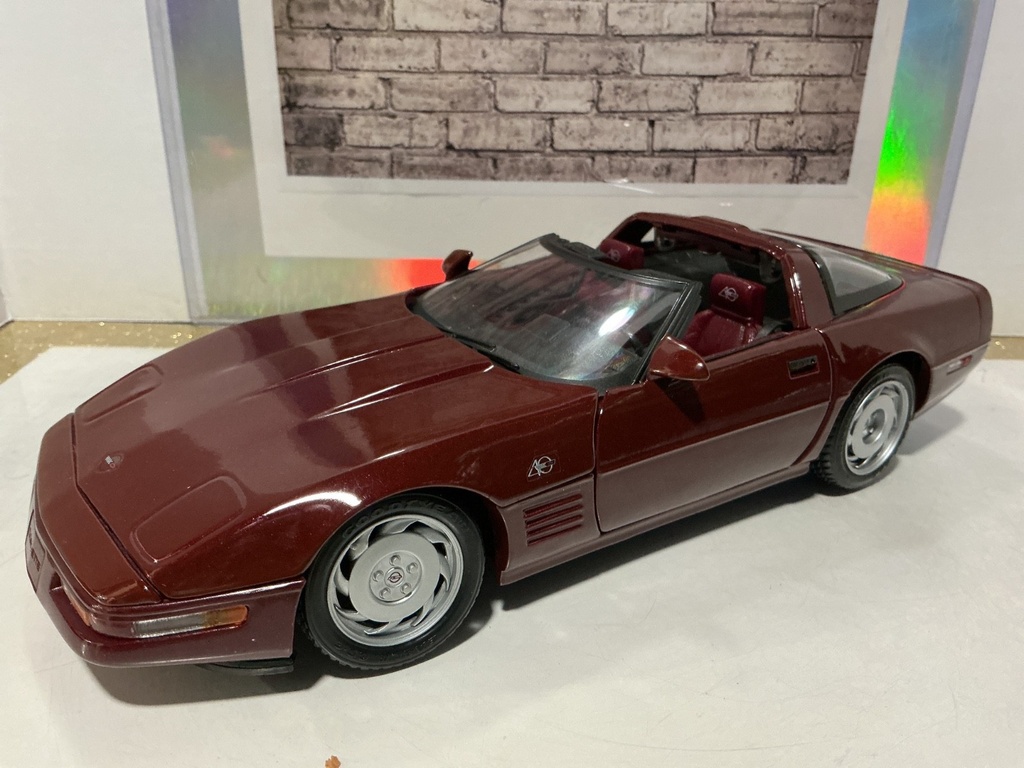 [101738] 1:18 MAISTO 1992 CORVETTE ZR-1 BURGUNDY ON BURGUNDY