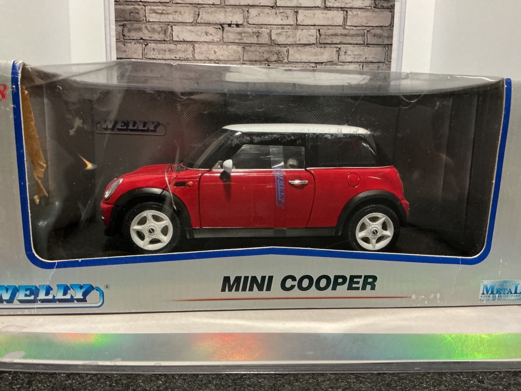 1:18 WELLY MINI COOPER {BOX DAMAGED}RED ON GRAY