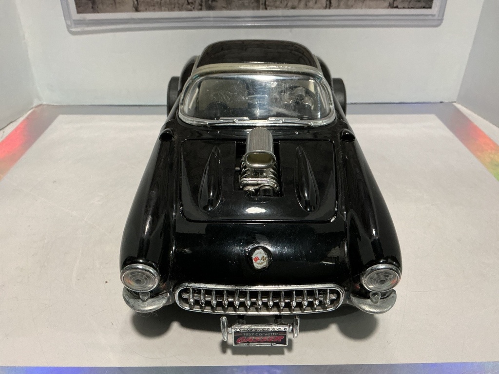 1:18 ROAD SIGNATURE 1957 CHEVROLET CORVETTE