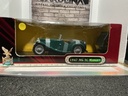 1:18 ROAD SIGNATURE  1947 MG TC MIDGET { BOX DAMAGED } GREEN ON BLACK